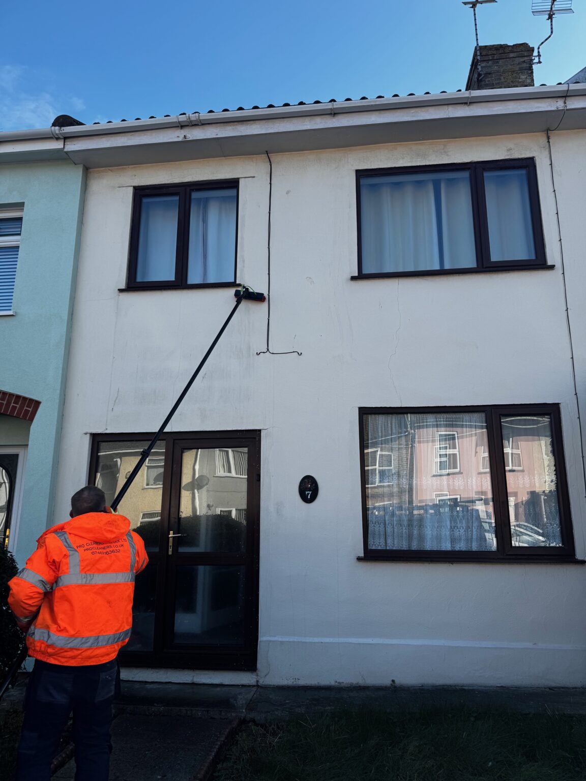 Window cleaning with a water-fed pole on a two-storey house